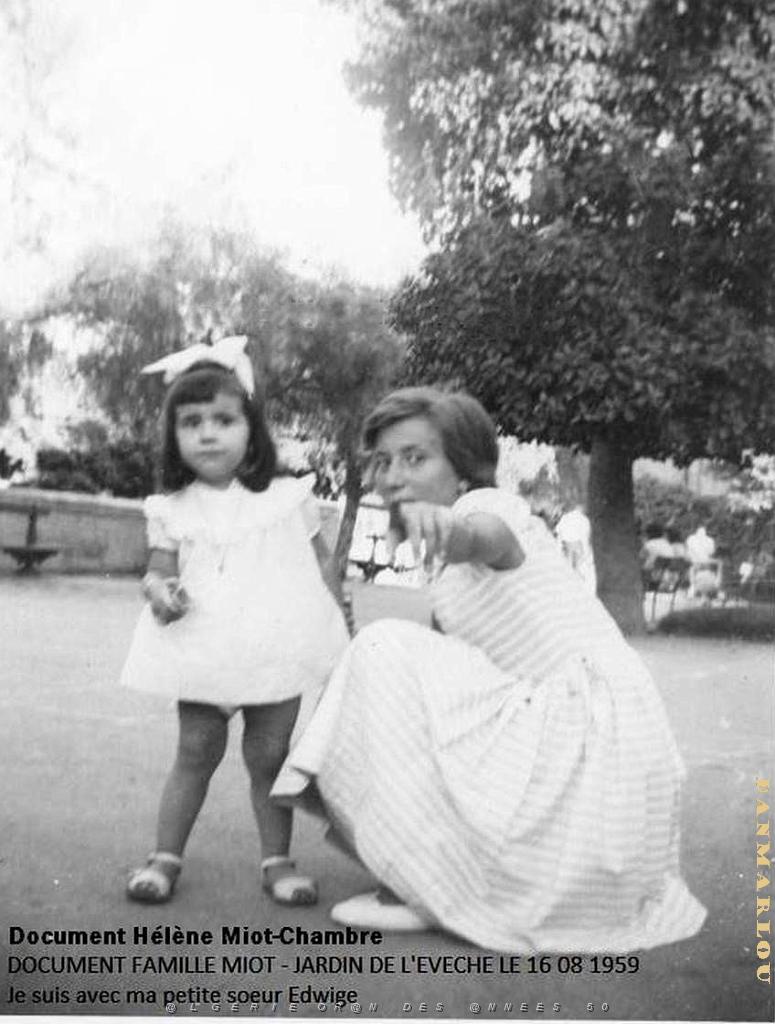 1959 08 16 JARDIN DE L EVECHE. avec ma petite soeur.JPG